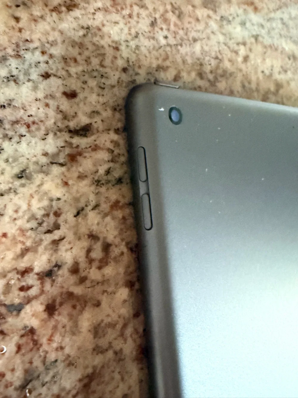 Apple 10.2in iPad (9th generation) Wi-Fi 64 GB Space Gray w/ case charger pencil